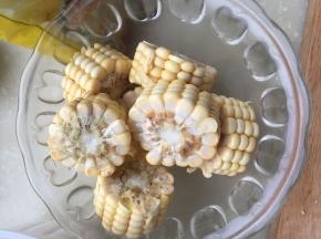玉米切成块
