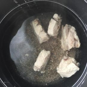 用熬汤的锅，放入清水和排骨，煮一会