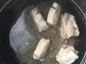 用熬汤的锅，放入清水和排骨，煮一会