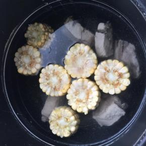 水微微有些热放入玉米，盖上盖子，我用的时候高压锅那种电饭锅，熬了40分钟，