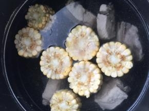 水微微有些热放入玉米，盖上盖子，我用的时候高压锅那种电饭锅，熬了40分钟，