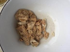 用淡盐水泡10分钟竹荪,去掉外面的白膜,还有顶端.再换水冲洗一下就可以了.营养很丰富.【图中是需要去掉的部分】