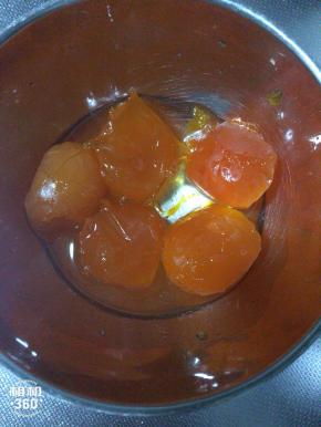 一开始我先准备蛋黄，放油里泡一下，我买的现成的，所以需要泡一下