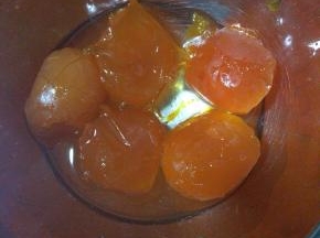 一开始我先准备蛋黄，放油里泡一下，我买的现成的，所以需要泡一下