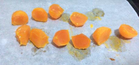 我做的是50g月饼所以一切为二，一般50g月饼蛋黄需要7-8g