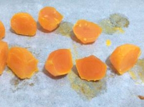 我做的是50g月饼所以一切为二，一般50g月饼蛋黄需要7-8g