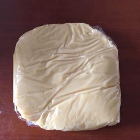 用保鲜膜包好，放一边室温松弛两小时，越久越不粘手，不要冷藏面糊回温后会粘手