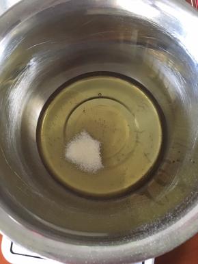 转化糖浆，枧水，花生油，吉士粉放入盆中，搅拌均匀，吉士粉是为了让月饼更有光泽