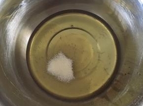 转化糖浆，枧水，花生油，吉士粉放入盆中，搅拌均匀，吉士粉是为了让月饼更有光泽