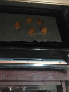 这时候，蛋黄从油碗里拿出来，喷上白酒，放烤箱中层，150度5分钟