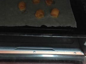 这时候，蛋黄从油碗里拿出来，喷上白酒，放烤箱中层，150度5分钟