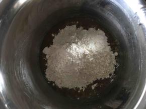 放入中粉，不用过筛