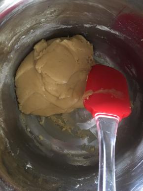 用刮刀从下往上翻拌，翻拌均匀