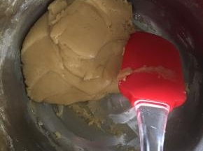 用刮刀从下往上翻拌，翻拌均匀
