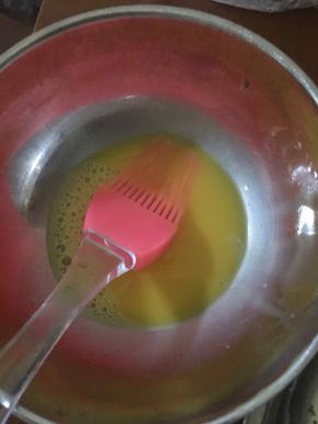 蛋黄一个，8g蛋白搅拌均匀，薄薄的涂一层在月饼花纹上，太厚花纹会不清晰