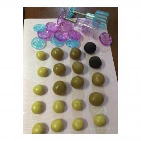 这时候，放一边的松弛的饼皮，平均分成20份，一份17g左右