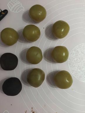 馅搓圆，压扁，包入蛋黄，搓成圆球