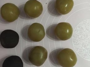 馅搓圆，压扁，包入蛋黄，搓成圆球