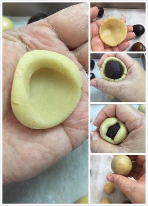 包馅步骤，先粘着面粉在手，然后放一个皮，中间按下去，推成一个小碗状，放进一个豆沙馅，然后慢慢的往虎口推，要慢慢的推，这一步要慢慢的推不能着急！