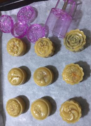 花纹清晰，广式月饼还是适合放莲蓉馅，颜色一样不会露馅哈哈