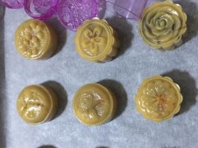 花纹清晰，广式月饼还是适合放莲蓉馅，颜色一样不会露馅哈哈