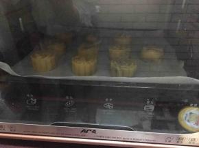 继续放入烤箱，180度15分钟，完成冷却就可以啦，第二天就会回油，第四天是味道最好的，软软的