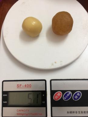 做的是50克一个的月饼。分好皮15克，馅35克或20克皮，30克馅！
