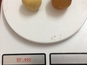 做的是50克一个的月饼。分好皮15克，馅35克或20克皮，30克馅！