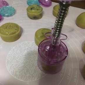 阳晨紫水晶月饼模用力往下一压，松手，模具手柄弹起，一点也不会粘住，阳晨紫水晶月饼模真的很好用，花纹很清晰，很好脱模，赞