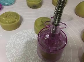 阳晨紫水晶月饼模用力往下一压，松手，模具手柄弹起，一点也不会粘住，阳晨紫水晶月饼模真的很好用，花纹很清晰，很好脱模，赞