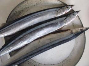 秋刀鱼去内脏，洗净，加盐稍微腌渍30分钟。