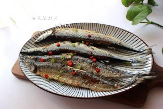 即可出锅，撒上葱末和辣椒末点缀即可。