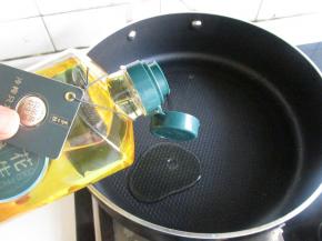 锅里放花生油烧热。