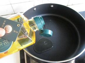 锅里放花生油烧热。