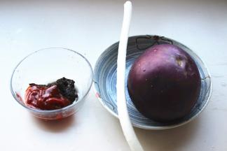 准备好调料和食材。