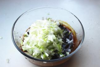 调料混合，葱切末也放进去。