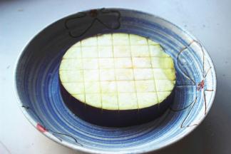 茄子切均匀厚片，一面切花刀，不切断。