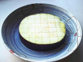 茄子切均匀厚片，一面切花刀，不切断。