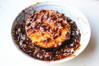 茄子片全身都裹上酱料。