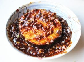 茄子片全身都裹上酱料。