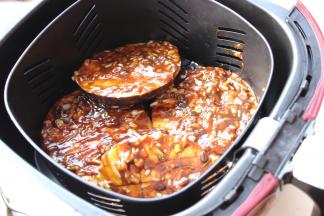 放入炸锅的炸篮内。