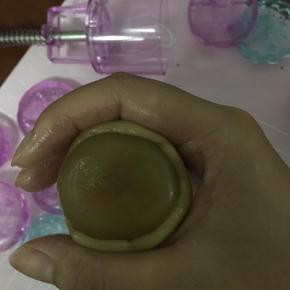 慢慢从下往上推，然后收口，这个配方的饼皮很好推