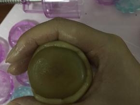 慢慢从下往上推，然后收口，这个配方的饼皮很好推