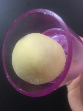 包好沾点面粉放进阳晨紫水晶模具！阳晨的紫罗兰颜色漂亮吧！
