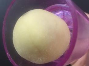 包好沾点面粉放进阳晨紫水晶模具！阳晨的紫罗兰颜色漂亮吧！