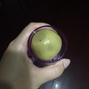 好的一面放入阳晨紫水晶月饼模