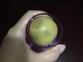 好的一面放入阳晨紫水晶月饼模