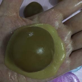 饼皮压扁放入莲蓉馅，包起来