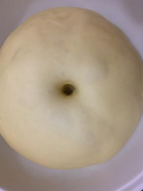 发好的面团，用手撮一下，不回缩即可