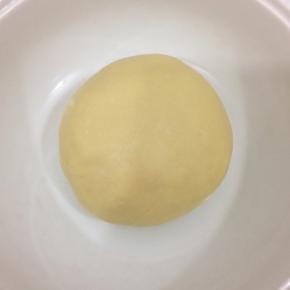 拿出放在碗里盖上保鲜膜，进行第一发酵，大约三十分钟左右